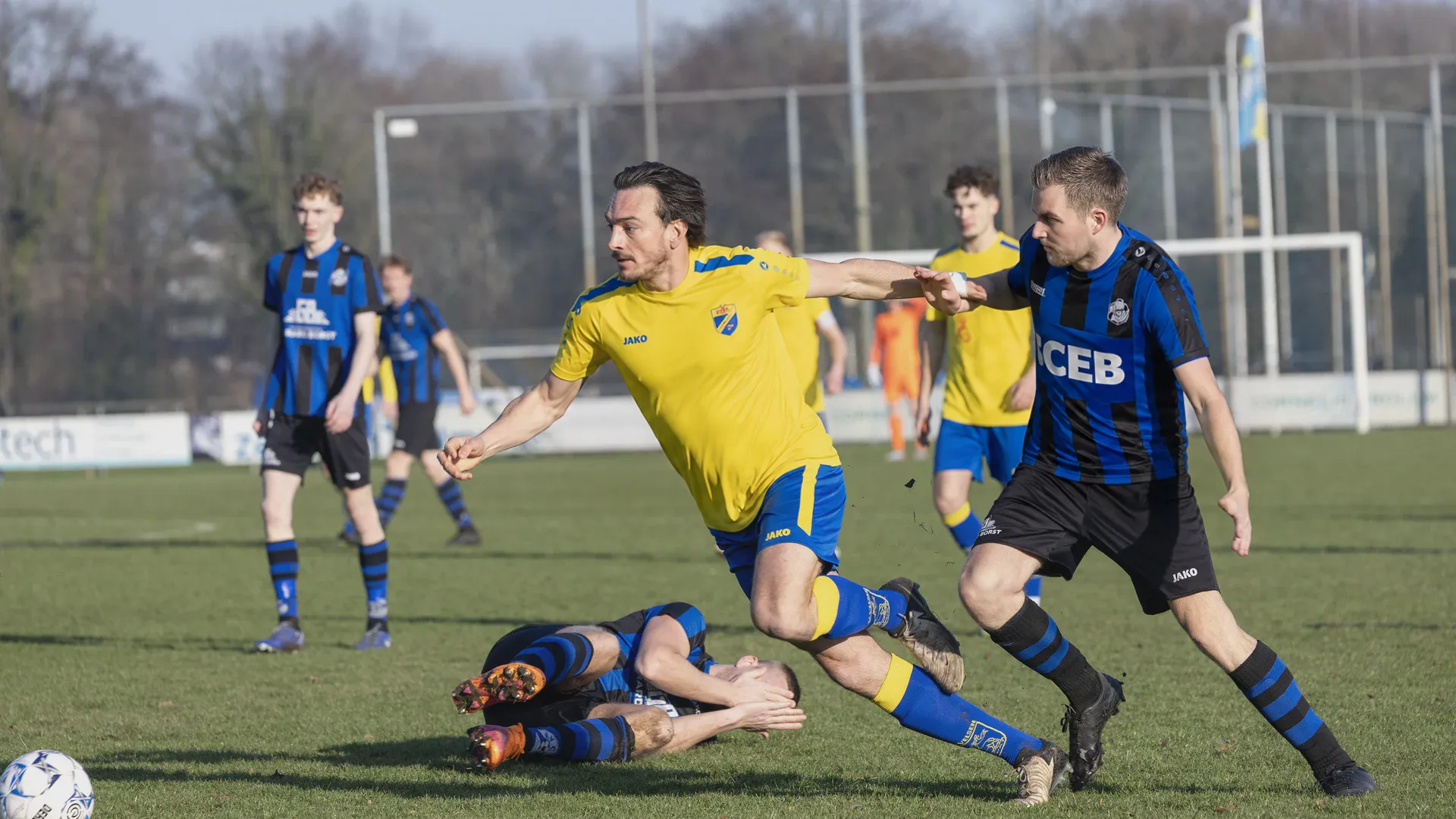Spelers van RKVV Velsen in actie op Sportpark Driehuis